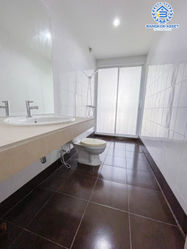 ทาวน์เฮ้าส์มือสอง ม.ดิ แอททิค2 แจ้งวัฒนะ เนื้อที่กว้าง 21 ตร.ว. ฟังก์ชัน 3 ห้องนอน 3 ห้องน้ำ 1 ที่จอดรถ บ้านสภาพสวย ด้านข้างมีพื้นที่ สิ่งอำนวยความสะดวกครบครัน พร้อมอยู่ บนทำเลเดินทางง่าย เชื่อมต่อ ถ.แจ้งวัฒนะ, ถ.ติวานนท์ ใกล้รถไฟฟ้าสายสีชมพู "สถานีห้าแยกปากเกร็ด" และทางด่วน "ศรีรัช(ด่านแจ้งวัฒนะ)"